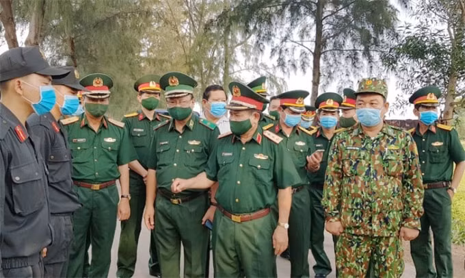 Đoàn công tác do Thượng tướng Nguyễn Phương Nam dẫn đầu kiểm tra tại tuyến biên giới Hà Tiên. Ảnh: Bồ Tiến