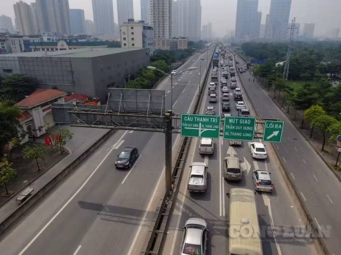Có thể thấy hướng lưu thông từ vành đai 3 đi cầu Thăng Long thông thoáng. Nhưng chiều ngược lại thì đông đúc phương tiện nhúc nhích từng tý trên đường.