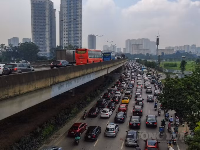 Ghi nhận đến trưa 30/4, các tuyến đường này vẫn đông đúc phương tiện di chuyển. Hầu hết mọi người đều di chuyển theo hướng rời khỏi Thủ đô để về quê, đi du lịch.