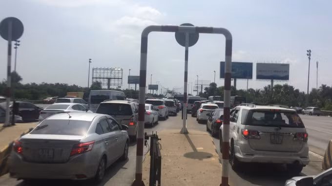 Ùn tắc kéo dài trước trạm thu phí Long Phước.
