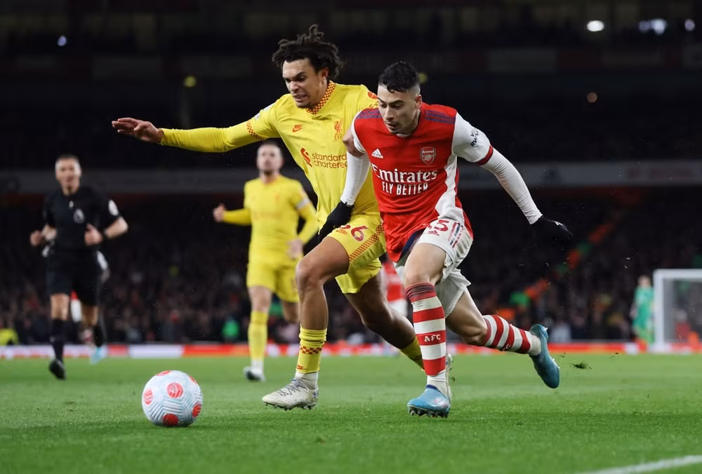 danh bai arsenal 2 0 liverpool chi con kem man city 1 diem hinh 1