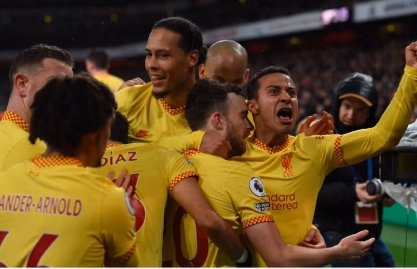 danh bai arsenal 2 0 liverpool chi con kem man city 1 diem hinh 2