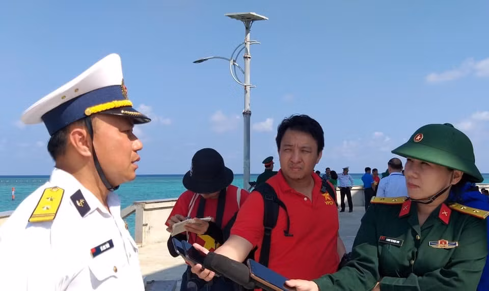 nguoi lam bao nhung canh chim noi lien thong tin giua dat lien va bien dao to quoc hinh 3