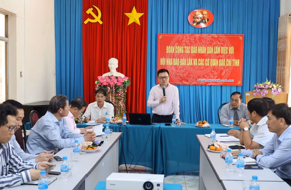 dong chi le quoc minh lam viec voi hoi nha bao tinh dak lak va cac co quan bao chi tren dia ban tinh hinh 1