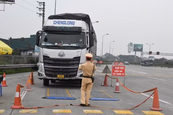 lai xe qua tai bien minh vi cho them hang de bu tien xang hinh 1