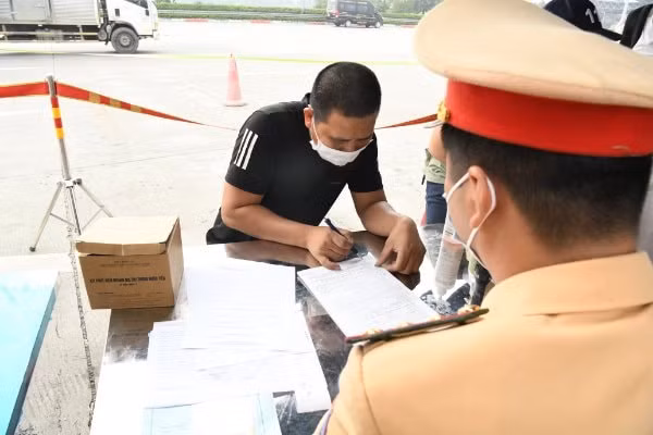 lai xe qua tai bien minh vi cho them hang de bu tien xang hinh 2