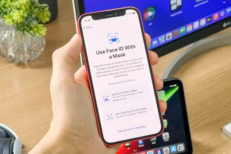 ios 154 ra mat som hon du kien ho tro mo khoa voi nguoi deo khau trang hinh 2
