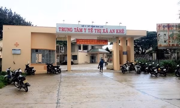gia lai nhac nho nguoi nha benh nhan deo khau trang 2 dieu duong bi danh da chan thuong hinh 1