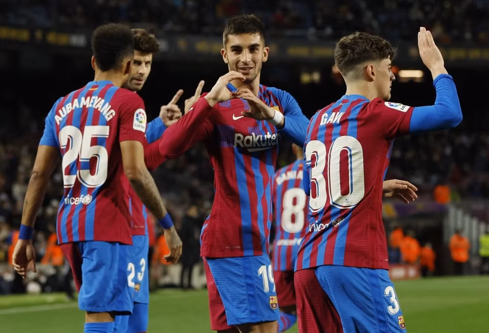 de bep osasuna 4 0 barca dua vo dich voi real madrid hinh 2