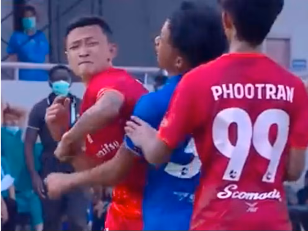 cau thu bi sa thai vi dung don muay thai khien doi thu khau 24 mui hinh 1