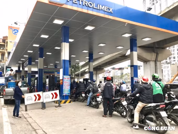 ha noi nguoi dan tiep tuc xep hang dai tai cay xang cho do day binh day thung hinh 5