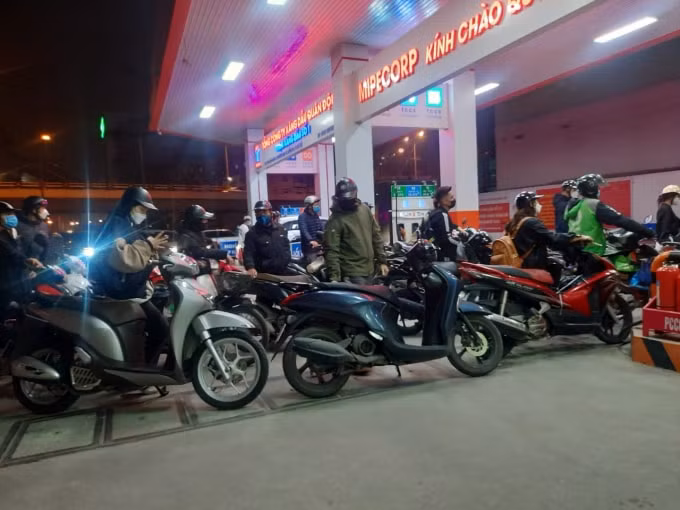nguoi dan mang ca xo chau di chua nhieu cay xang chay hang truoc thoi diem dieu chinh hinh 1