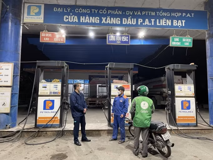 nguoi dan mang ca xo chau di chua nhieu cay xang chay hang truoc thoi diem dieu chinh hinh 3