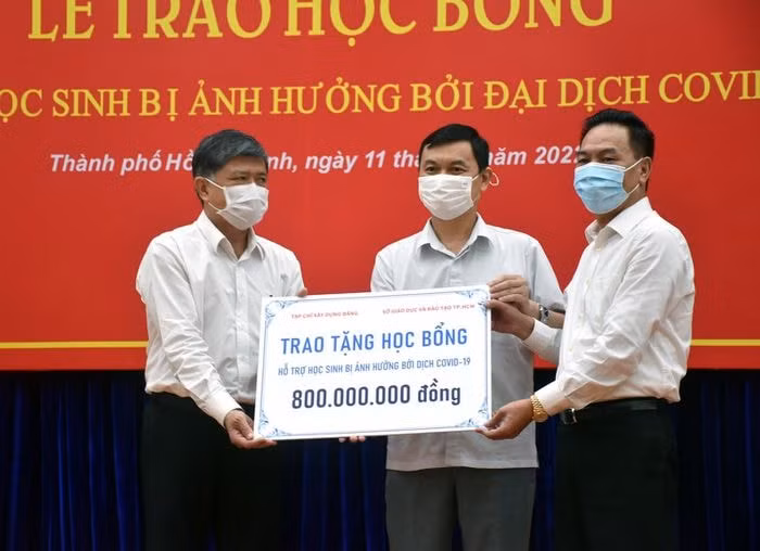 tap chi xay dung dang trao 100 suat hoc bong ho tro hoc sinh bi anh huong boi dai dich covid 19 hinh 1