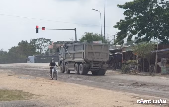 xe qua tai qua kho tung hoanh tu khu kinh te dung quat ra quoc lo 1a hinh 2