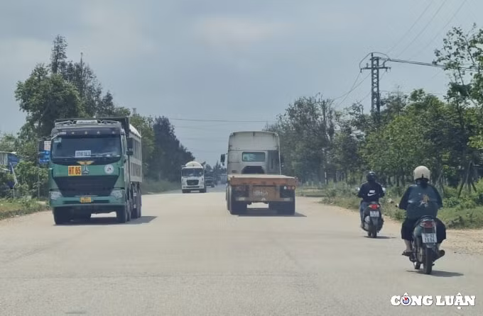 xe qua tai qua kho tung hoanh tu khu kinh te dung quat ra quoc lo 1a hinh 1