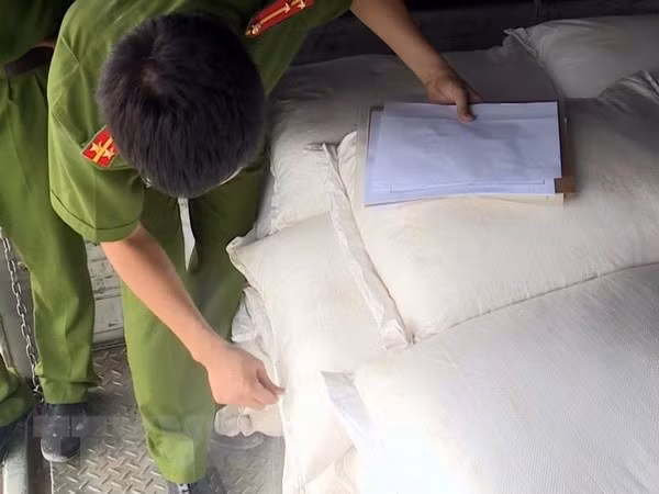 tam giu 24 tan duong cat co dong chu nuoc ngoai de dieu tra lam ro hinh 1