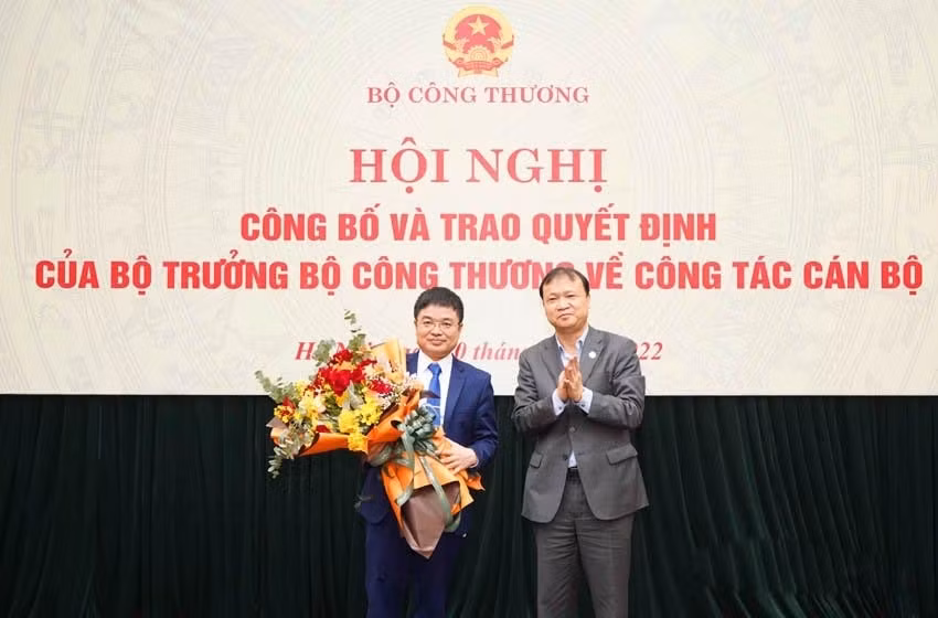 bo nhiem nha bao nguyen van minh giu chuc vu pho tong bien tap bao cong thuong hinh 2