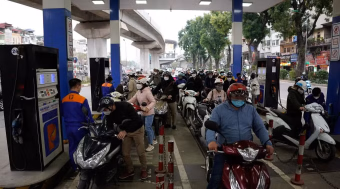nguoi dan xep hang dai cho day binh do lo xang tang gia hinh 1