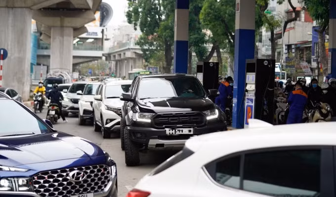 nguoi dan xep hang dai cho day binh do lo xang tang gia hinh 2
