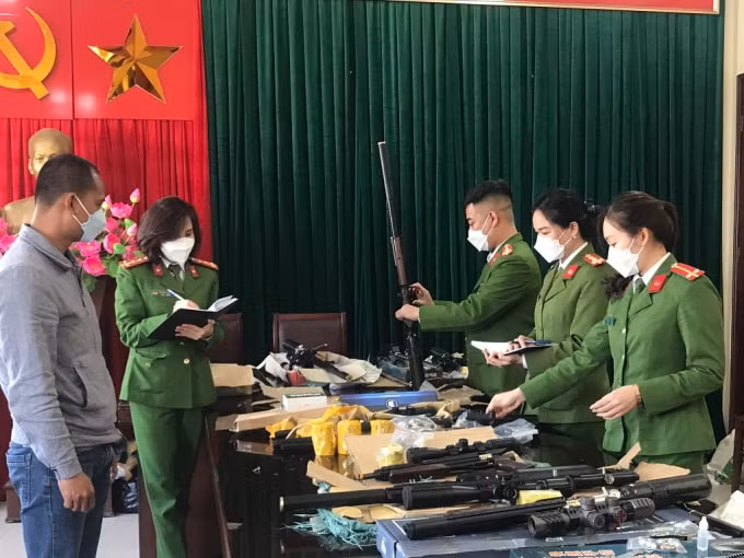 thu giu hon 10 nghin vien dan chi va hang nghin linh kien sung hoi khi nen hinh 1