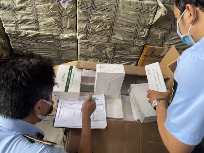 tphcm thu giu 60000 kit test covid 19 va 80000 vien lien hoa thanh on hinh 1