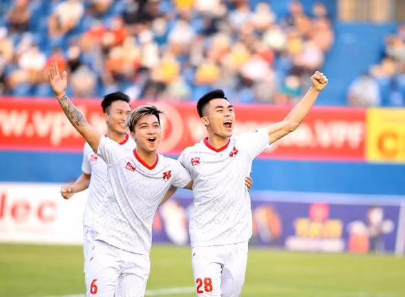 nguyen tien linh toa sang binh duong cam chan hai phong voi ty so 2 2 hinh 2