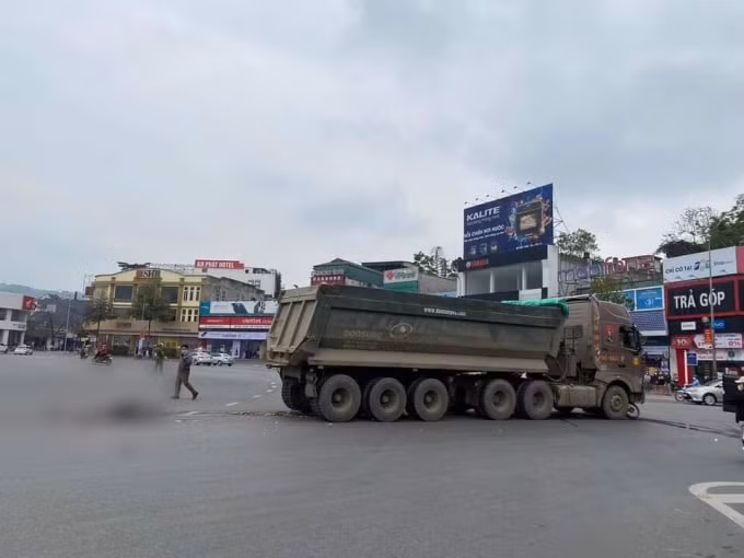 lao cai va cham voi xe tai nguoi phu nu tu vong hinh 1