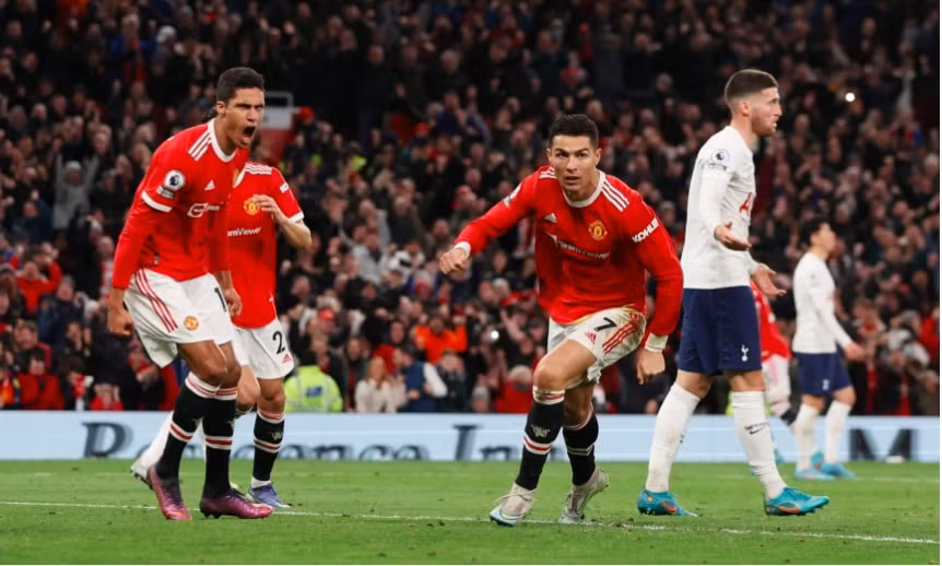 ronaldo lap hat trick giup man utd danh bai tottenham hinh 2