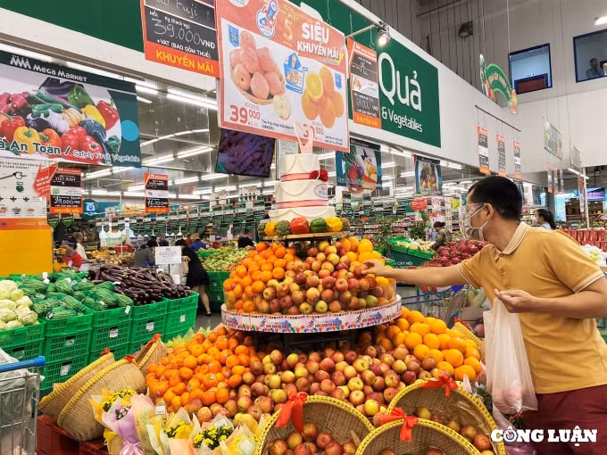 hang loat sieu thi khuyen mai giua con bao gia hinh 4
