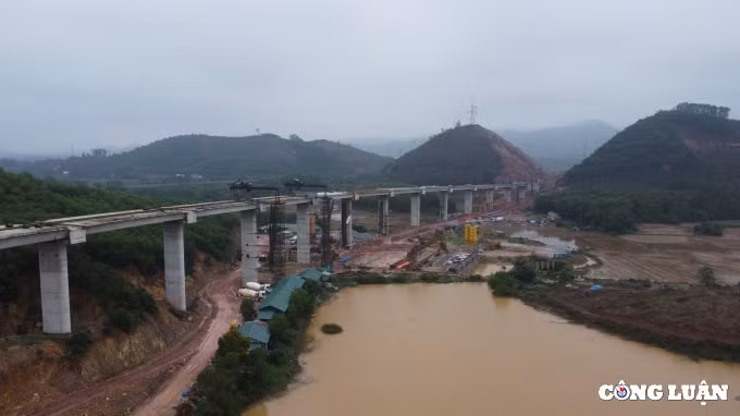hinh anh cao toc cam lo la son hoi ha thi cong nhung ngay dau nam 2022 hinh 8