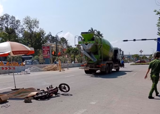 be gai tu vong sau va cham voi xe tai bon hinh 1