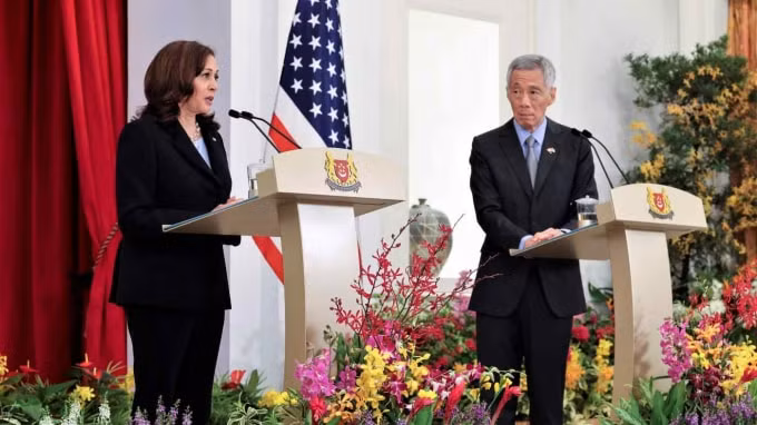Phó Tổng thống Mỹ Kamala Harris (trái) và Thủ tướng Singapore Lý Hiển Long tổ chức một cuộc họp báo chung tại Singapore vào ngày 23 tháng 8 - Ảnh: Reuters
