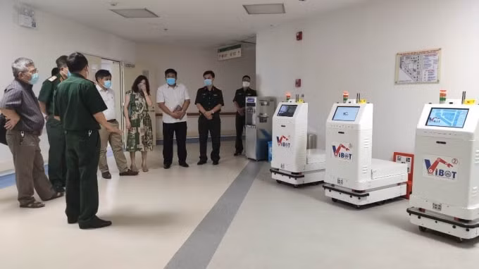 Đoàn kiểm tra của Bộ KH&CN kiểm tra, đánh giá các tính năng của hệ thống robot VIBOT-2 tại bệnh viện TWQĐ 108, tháng 4/2021. Nguồn: Bộ KH&CN