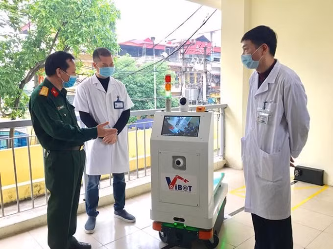 Chủ nhiệm đề tài giới thiệu robot VIBOT-1 với các bác sĩ bệnh viện Bắc Thăng Long, tháng 4/2020. Nguồn: Bộ KH&CN