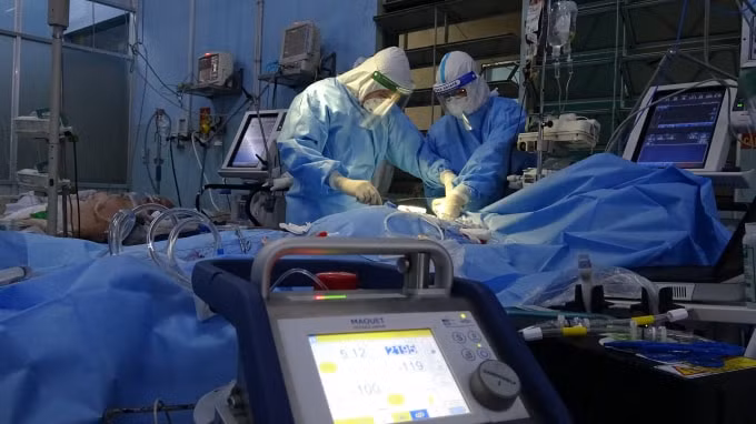 Thực hiện Kỹ thuật oxy hóa máu qua màng ngoài cơ thể &nbsp;(ECMO) cho 1 sản phụ tại bệnh viện cấp cứu Trưng vương trước khi chuyển về Bệnh viện Quân y 175.