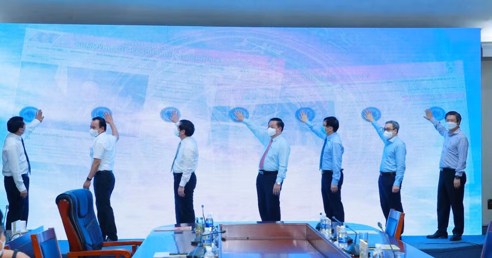le ra mat trang tieng nga va tieng tay ban nha cua bao dien tu dang cong san viet nam hinh 1