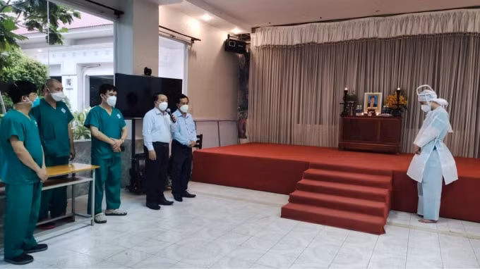 Đồng nghiệp đến chia buồn với điều dưỡng Nguyễn Đình Hùng - Khoa Gây mê Hồi sức - Bệnh viện Trung ương Thái Nguyên (ảnh TL).