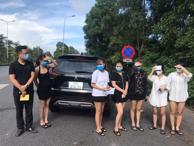 Lái xe Phương và 6 cô gái sử dụng giấy đi đường tự làm