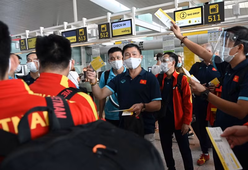 Đội tuyển futsal Việt Nam đã có mặt tại Tây Ban Nha sau chuyến hành trình dài 30 tiếng bay. Ảnh VFF