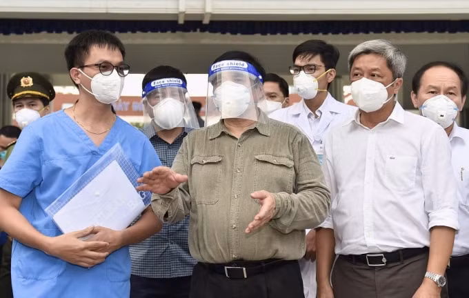 Thủ tướng động viên các bác sĩ đang ngày đêm chữa trị cho người bệnh. Các y bác sĩ hứa với Thủ tướng sẽ làm việc hết mình để góp phần chiến thắng dịch bệnh. Ảnh: Nhật Bắc