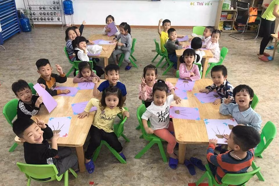 Học sinh bậc mầm non và phổ thông sẽ được xem xét hỗ trợ học phí trong năm học 2021 - 2022. Ảnh: vietnamnet.vn