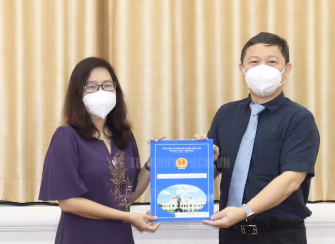 Ông Dương Anh Đức, Phó Chủ tịch UBND TP. HCM trao quyết định cho bà Đinh Thị Phương Thảo. Ảnh: hcmcpv