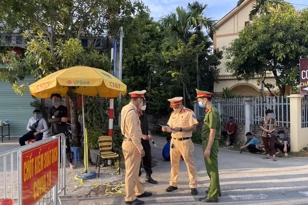 Hình ảnh công an kiểm tra giấy tờ của người dân trên 3 xe ô tô vi phạm. Ảnh: vietnamnet.vn