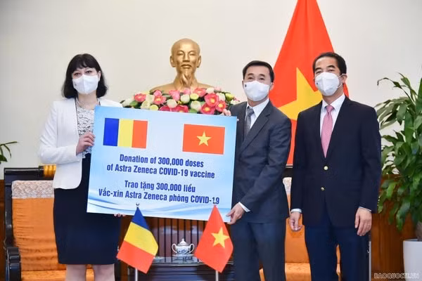 Đại sứ Cristina Romila trao tượng trưng 300.000 liều vaccine AstraZeneca ngừa COVID-19 do Chính phủ Romania tặng Việt Nam. Ảnh: BNG