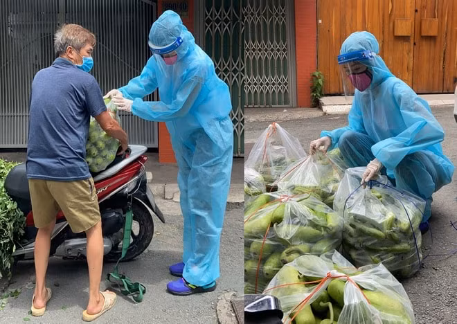 Khánh Vân cùng với các anh chị em tình nguyện viên mang những phần quà là thực phẩm đến với bà con.