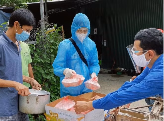 Đỗ Thị Hà mang sức mình giúp đỡ cho những người dân khó khăn ở quê nhà Thanh Hóa.