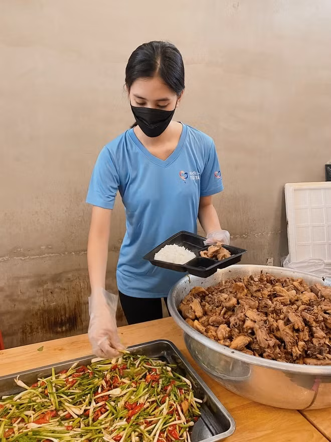 Trần Tiểu Vy đang ngày càng đẹp hơn trong mắt khán giả bằng hoạt động thiện nguyện sau khi kết thúc 2 năm nhiệm kỳ.