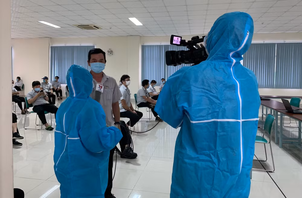 Làm truyền hình là phải đi thực tế, trong ảnh là nhà báo Hồ Hằng và đồng nghiệp tại cơ quan đại diện TTXVN tại TP Hồ Chí Minh phỏng vấn người dân. Ảnh: NVCC