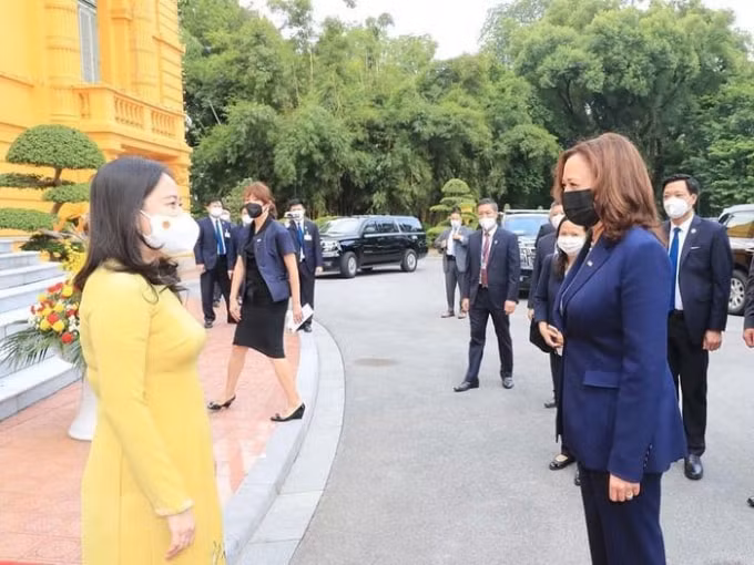 Tại Phủ Chủ tịch, Phó Chủ tịch nước Võ Thị Ánh Xuân đón tiếp Phó Tổng thống Hoa Kỳ Harris. Ảnh: TTXVN